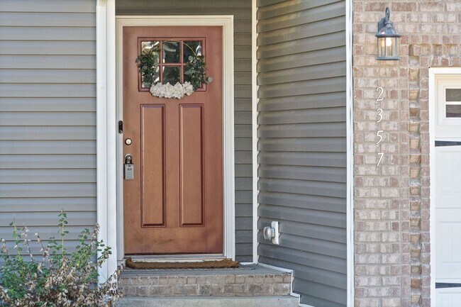 Building Photo - Pet Friendly Three Bedroom with Bonus!
