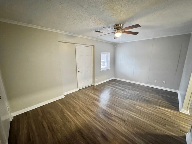 Building Photo - 4130 Pikes Peak Ave