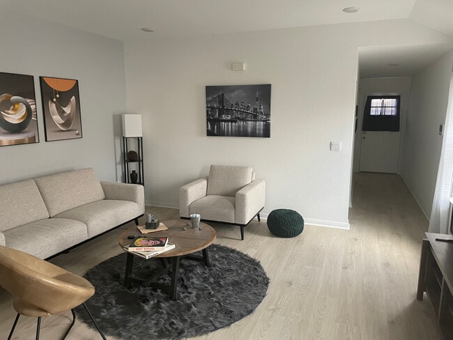 Building Photo - 142 Illusion Lk Ln