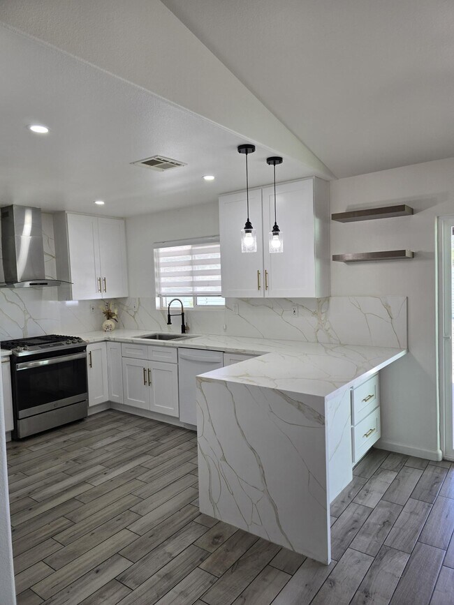 Building Photo - 15203 Avenida Ramada