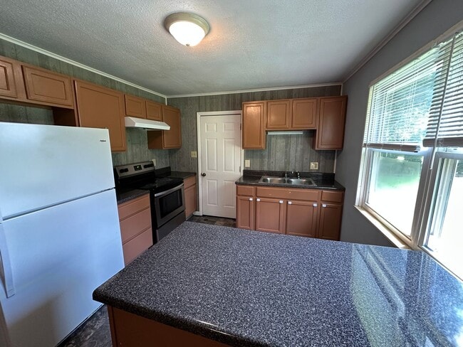 Photo - Unbeatable Convenience and Spotless Comfort on Roswell Road! House