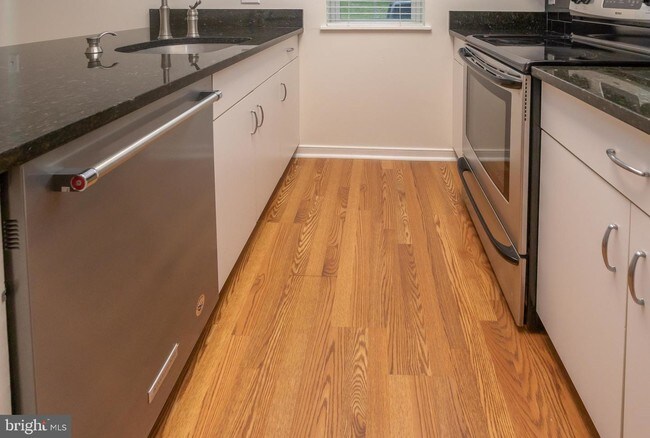 Foto del edificio - 8 Edgewood Green Ct