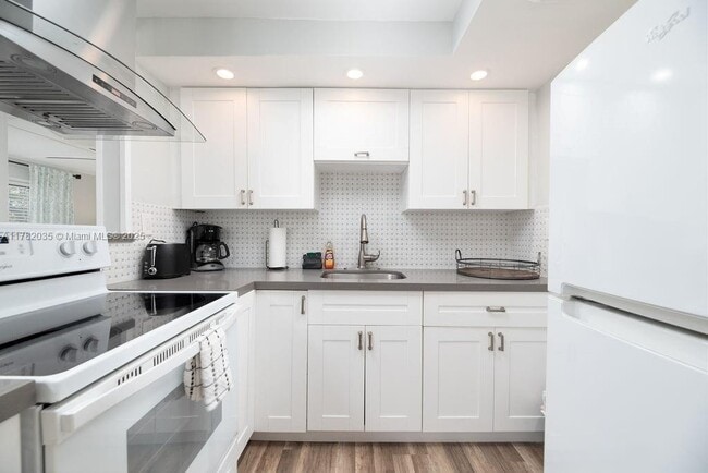 Building Photo - 551 SW 13th Ave