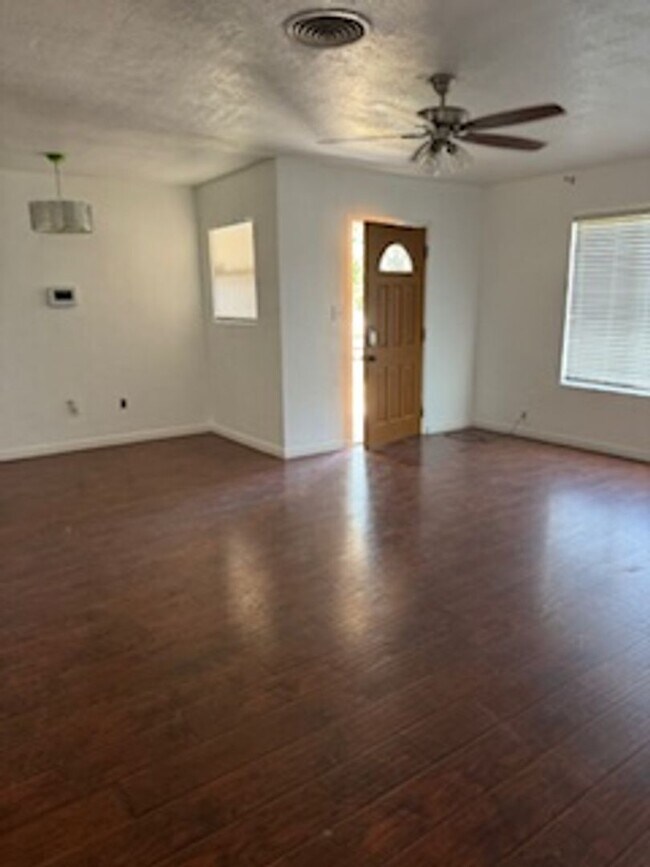 Building Photo - 3 bedroom home