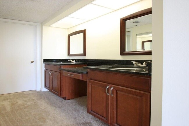 Building Photo - 2BD/2BA 7th Floor Condo with Stunning Golf...