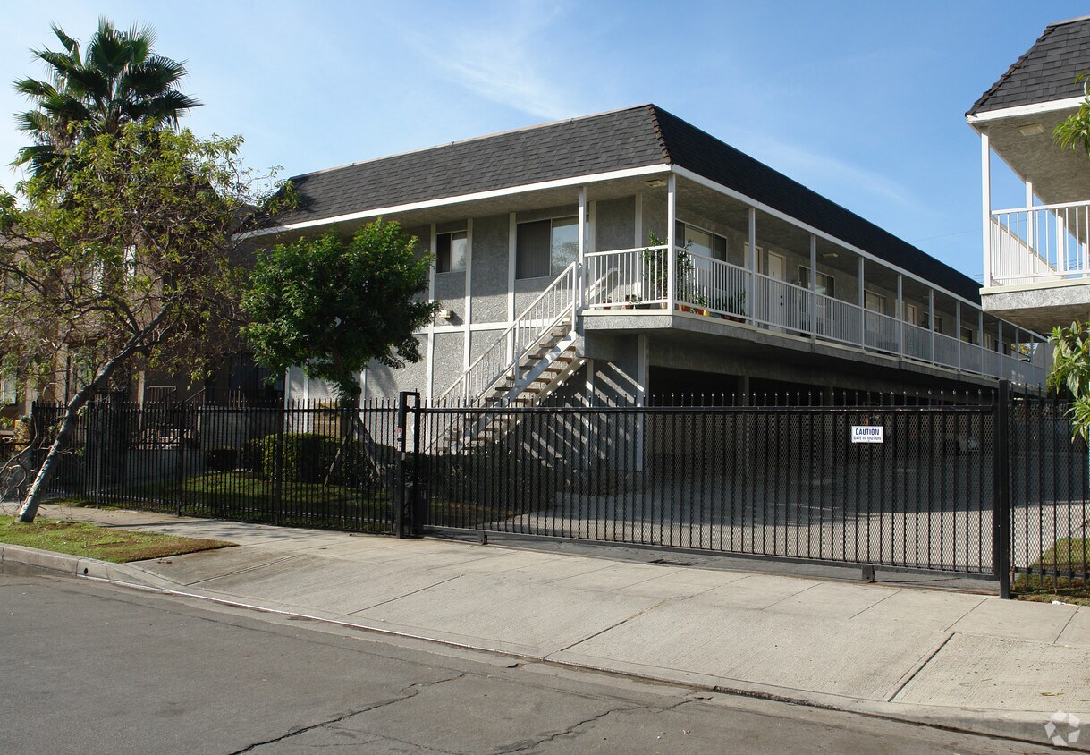 Primary Photo - 2311-2315 N Fairview St