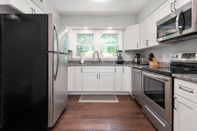 Building Photo - 2417 Somers Ave