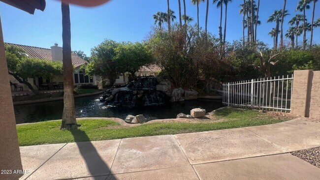 Foto del edificio - 1345 W Crystal Springs Dr