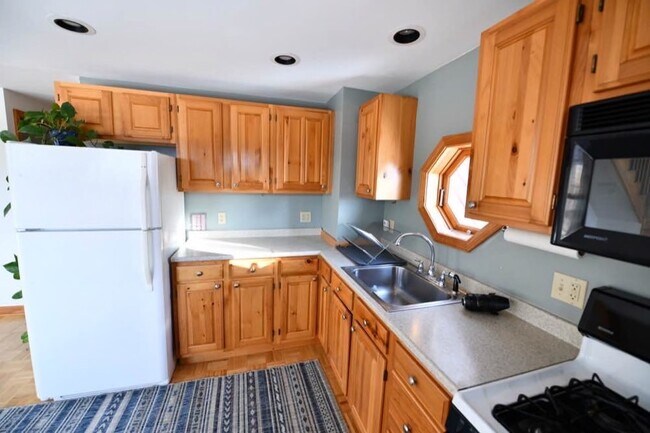 Foto del edificio - 321 Christian Hill Rd