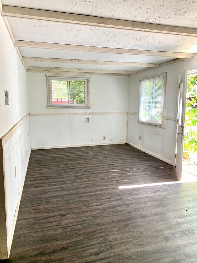 Building Photo - One bedroom home just minutes from Bloomington's east side!