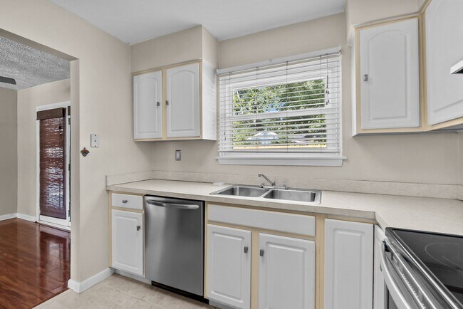 Foto del edificio - Great Location and Access to Interstate!