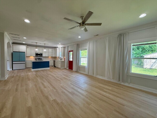 Foto del edificio - Newer-build Norfolk Home on Corner Lot