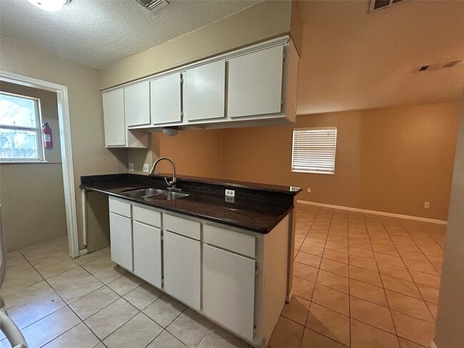 Building Photo - 937 Fresa Rd