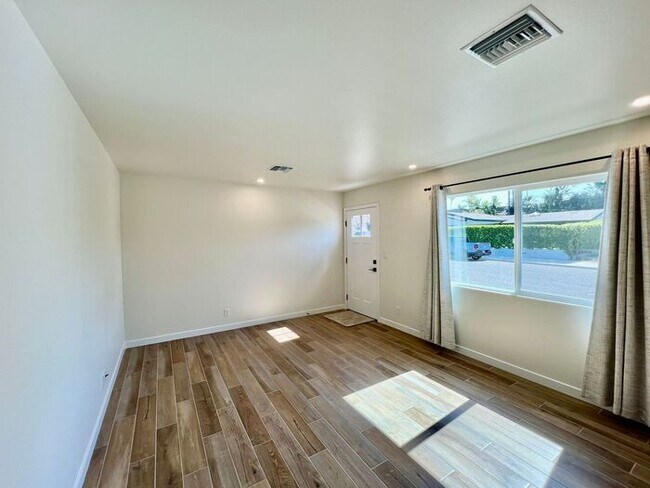 Foto del edificio - Brand New Modern & Private 2-Bed, 1-Bath A...