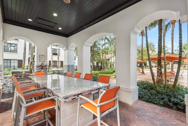 Outdoor kitchen with grills - AMLI Toscana Place