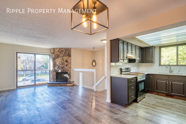 Building Photo - COZY 5 BEDS/ 2.5 BATHS DUPLEX IN THE COMMUNITY OF DEER RIDGE