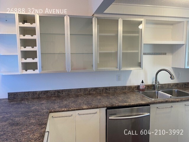 Building Photo - Corner Unit w/ Fenced Yard & Pet Friendly!