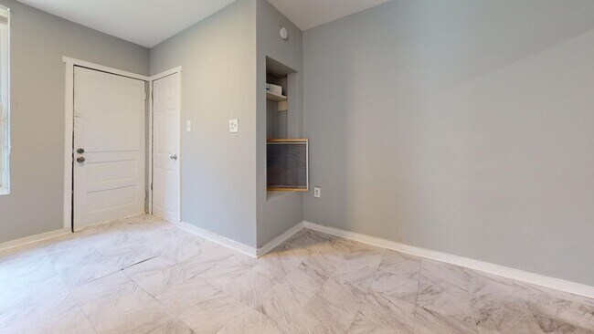 Building Photo - NEWLY RENOVATED Huge 4 Bedroom Classic Wes...