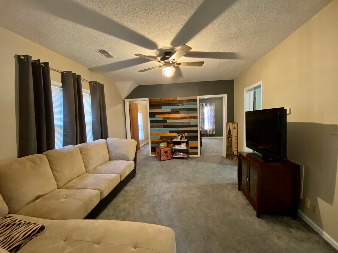 Foto principal - 6902 Saint James St