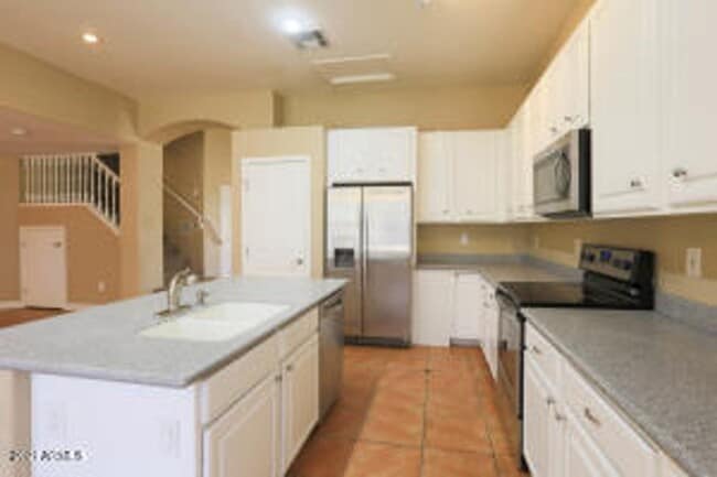 Building Photo - 5 bedroom 3 full bath