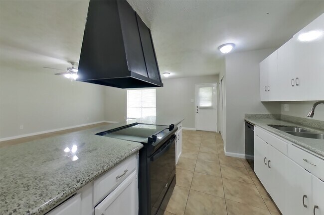 Building Photo - 5030 Ridgecreek Dr