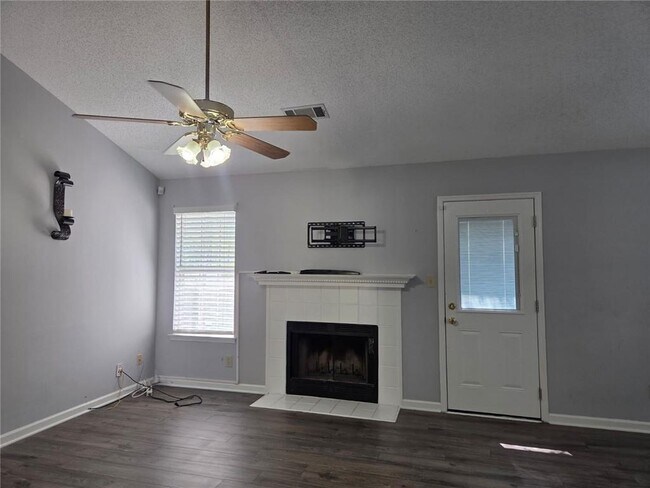 Foto del edificio - 1155 Riverside Trce