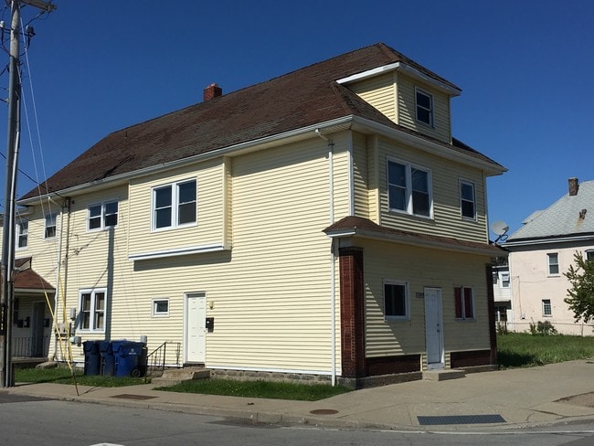 front view - 1546 Broadway