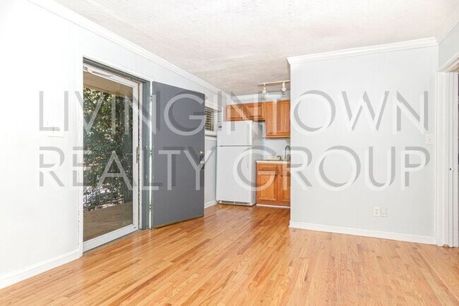 Photo - Special : First 6 months $1100 for immedia... House