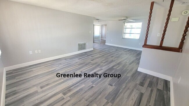 Foto del edificio - 2 Bed/2 Bath- Single Family Home with a Bonus Room!!