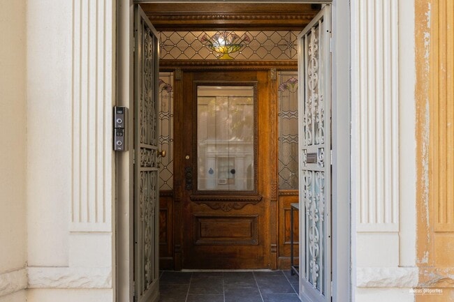 Building Photo - 2+ Bedroom with Private Deck