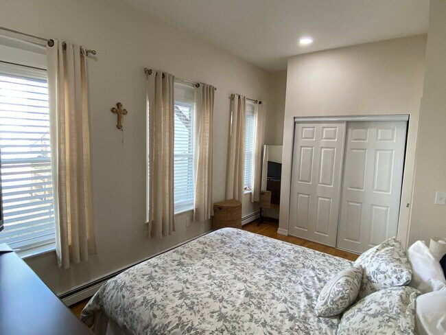 Building Photo - Absolutely Gorgeous 2 Bed In A Prime Locat...