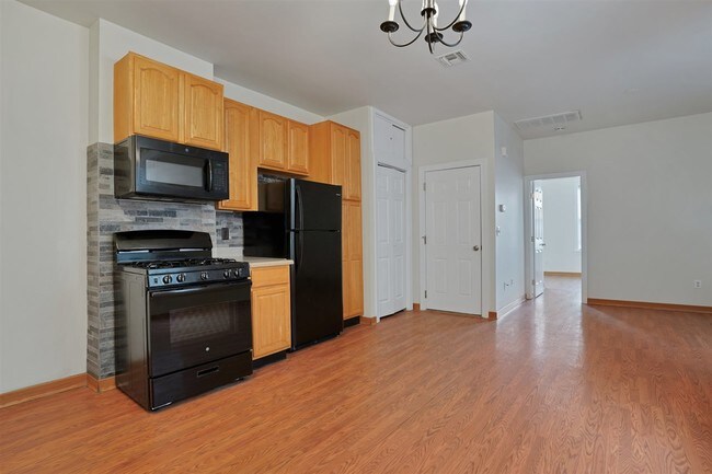 Building Photo - 394 Woodlawn Ave
