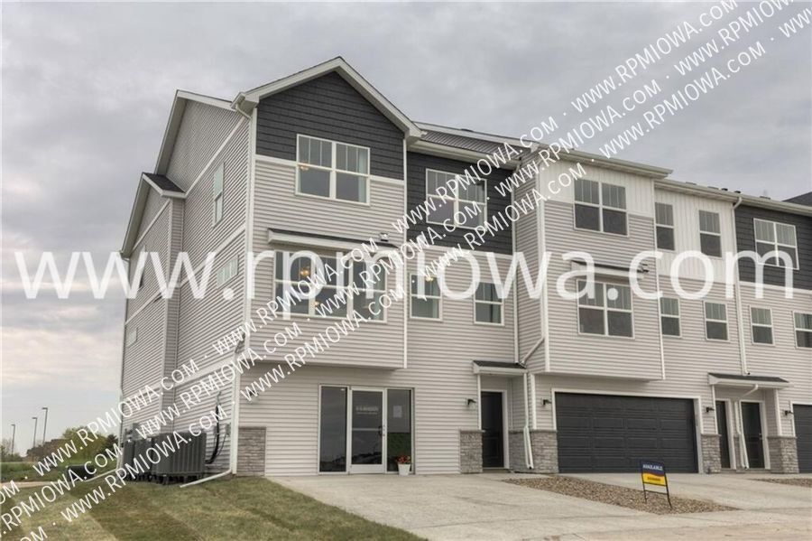 Foto principal - UPDATED!! 2 Bedroom, 2.5 Bath Townhome in ...