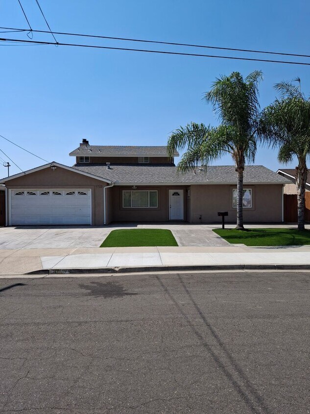 Foto principal - Amazing 4-Bedroom Home w/ Views!