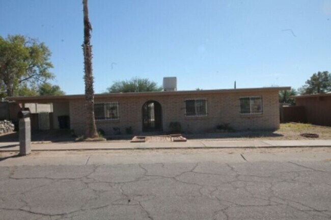 Building Photo - Spacious 4bd/2ba Featuring Central A/C and Large Private Yard