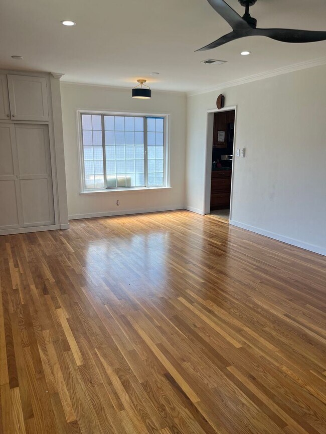 Building Photo - House - 3 Bedrooms / 1 Bathroom - Pico Rivera