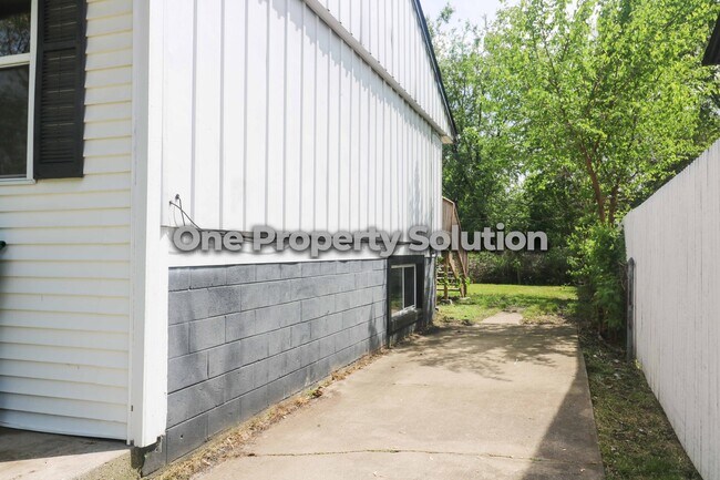 Building Photo - 1407 E 51st Pl