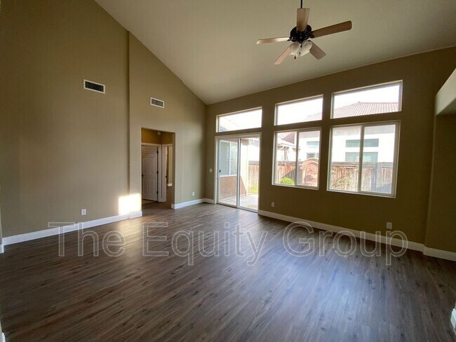 Foto del edificio - 1424 N Oliveto Ct