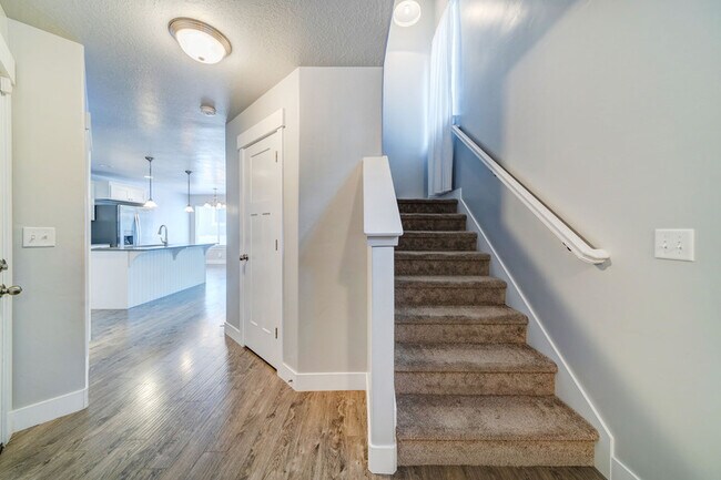 Foto del edificio - 664 Fall Creek Dr