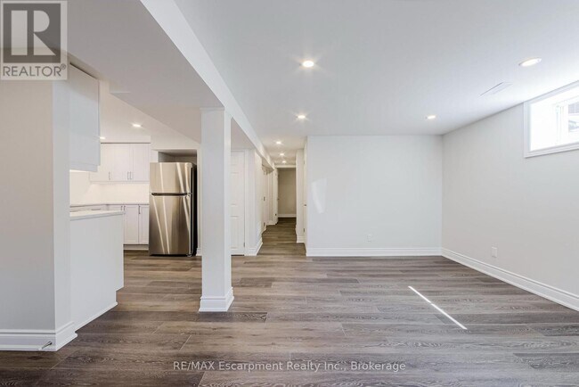 Photo du bâtiment - 325 E 32nd St