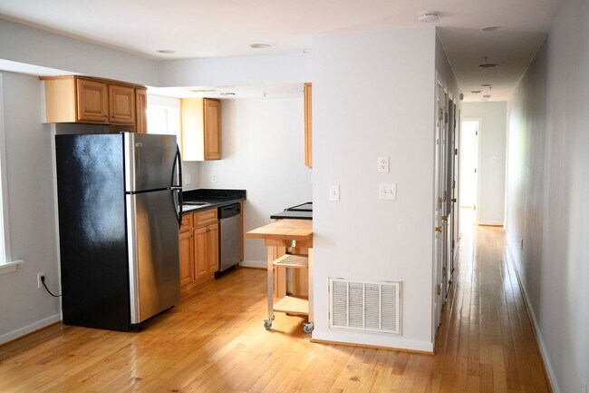 Building Photo - Awesome 2 Bedroom Apartment in a Cozy Buil...