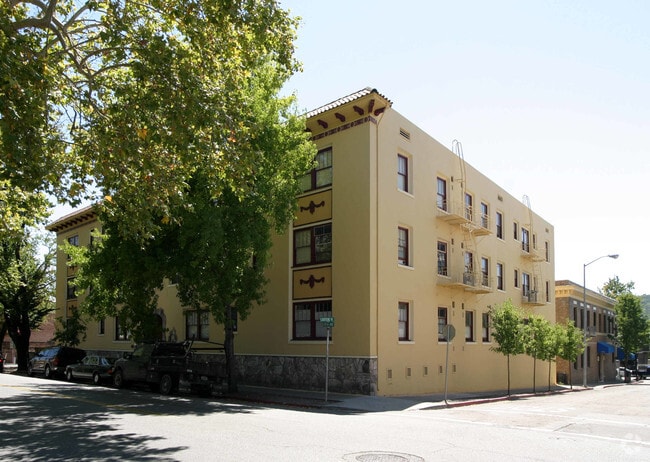 Building Photo - El Rey Apartments
