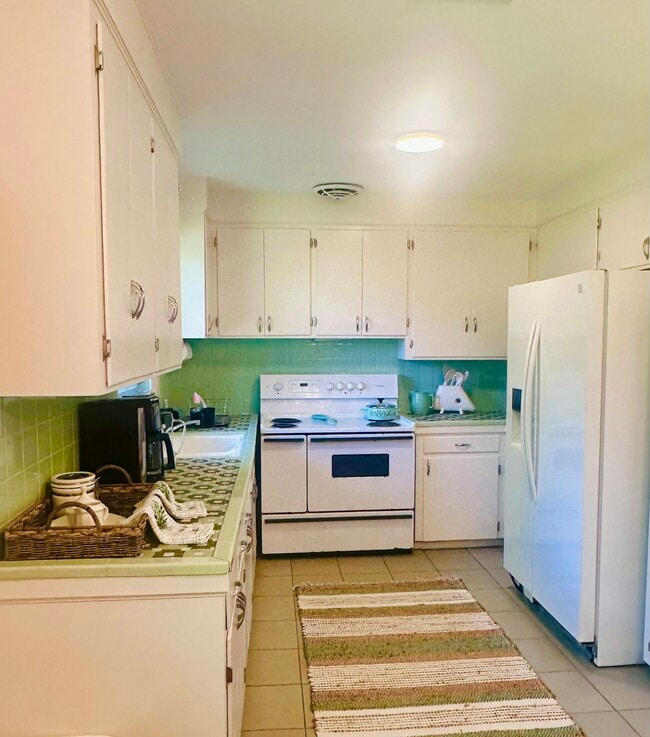 Building Photo - 27 Escalona Ave