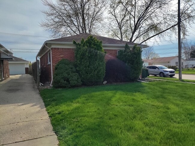 Building Photo - Beautiful, sprawling, brick ranch - $1600/mo