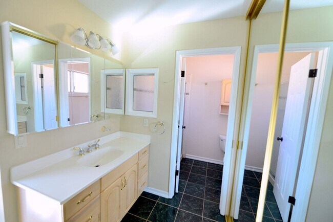 Building Photo - 1402 Medallion Dr