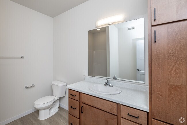 1BR, 1BA - 651SF - Bathroom - Vanne