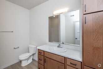 1BR, 1BA - 651SF - Bathroom - Vanne