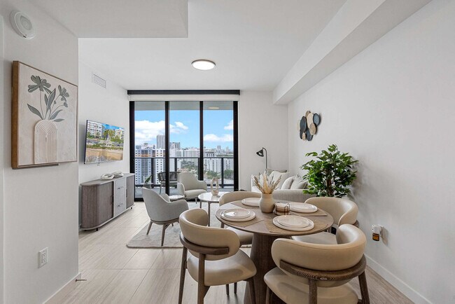 Foto del edificio - 7144 Byron Ave