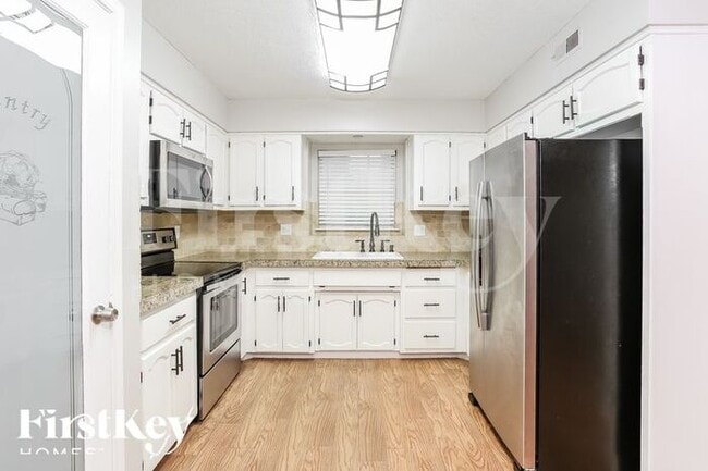 Building Photo - 308 Oak St