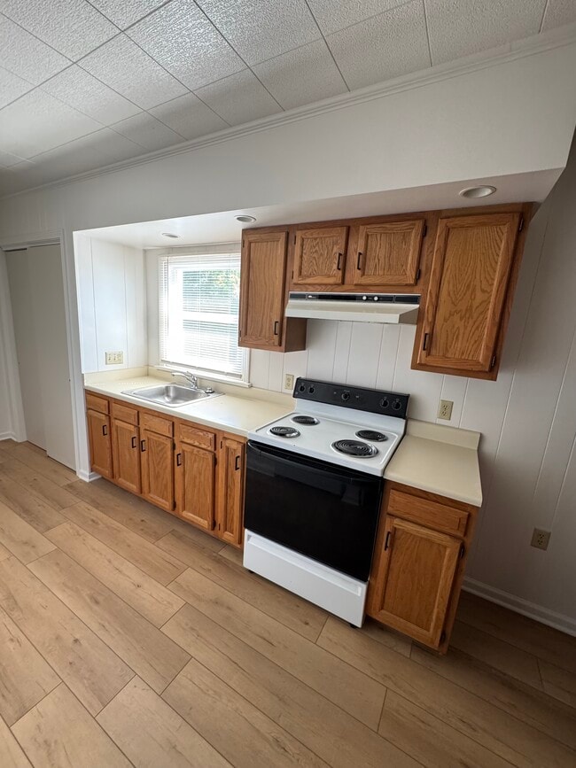Kitchen - 118 Riverside Dr